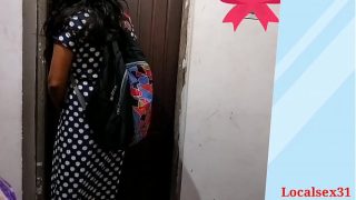 पति पत्नी ने बनाया न्यूड किसिंग बाथरूम वीडियो